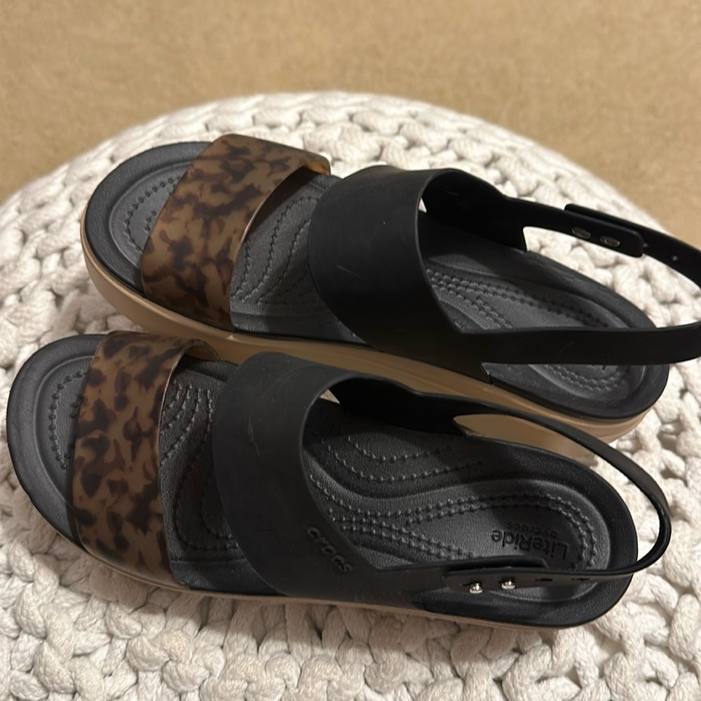 Crocs Women's Black/Mushroom Brooklyn Low Wedge Sandals 206453 new never warn.